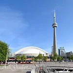 Luxury Lakefront Condo+Free Parking+Pool+Gym+Patio